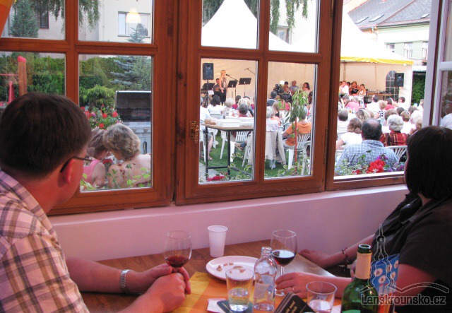 13 Hoste mohli program sledovat i z restaurace.jpg